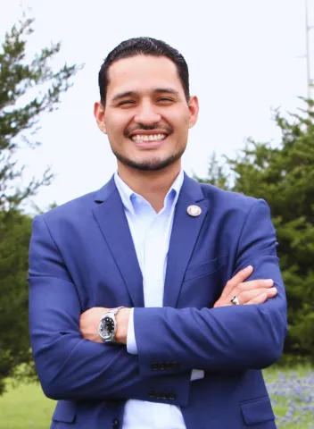 A headshot of Ovi Vásquez, the 2026 Keynote Speaker for the Latino Student Retreat.